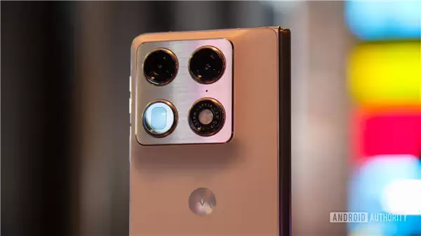 moto首款大折叠屏来了！moto+Razr+Fold亮相CES