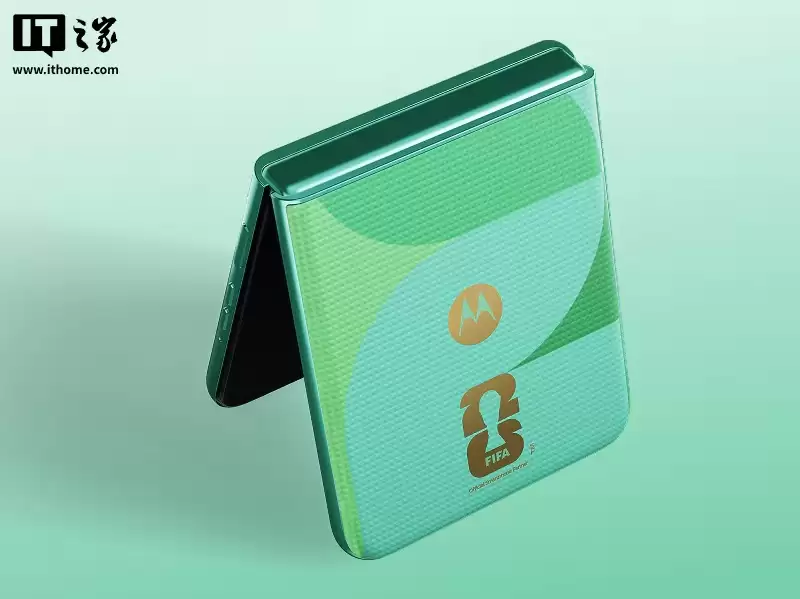 摩托罗拉 razr FIFA 2026 世界杯限定版小折叠发布：素皮外壳，内置赛事元素水印、铃声等