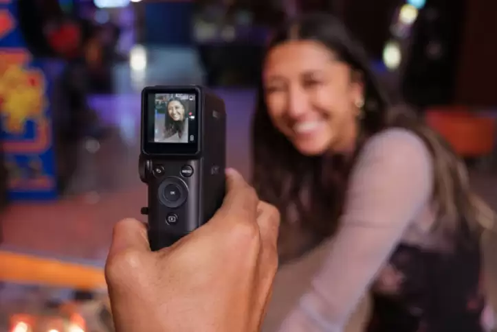 富士胶片推出混合即时相机 instax mini Evo Cinema：能拍视频、打印照片