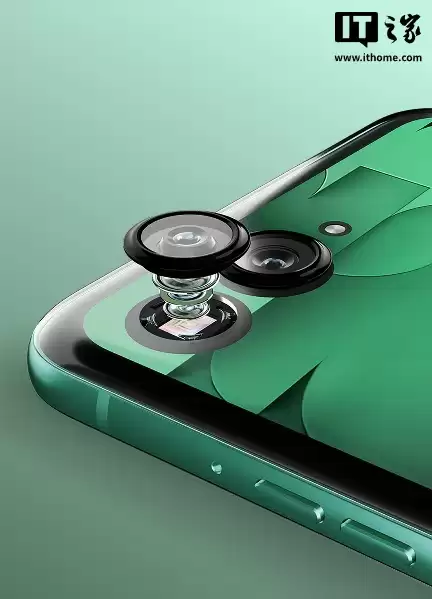 摩托罗拉 razr FIFA 2026 世界杯限定版小折叠发布：素皮外壳，内置赛事元素水印、铃声等