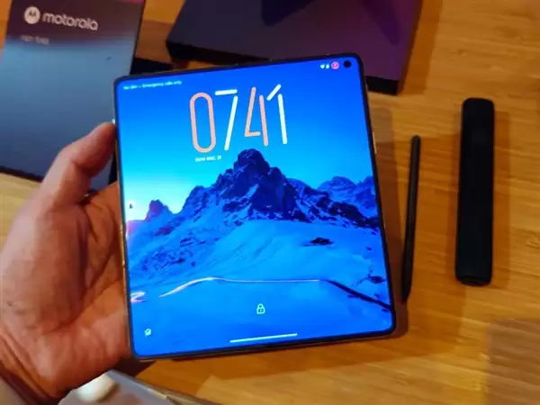 moto首款大折叠屏来了！moto+Razr+Fold亮相CES