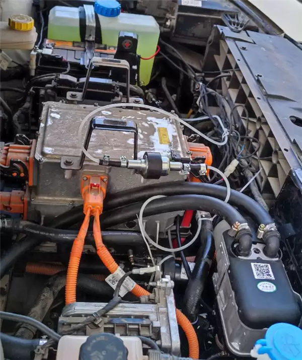 网友看到绿牌本田电动车冒黑烟 提醒车起火了！车主：我装的柴暖