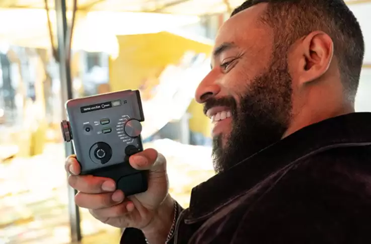 富士胶片推出混合即时相机 instax mini Evo Cinema：能拍视频、打印照片