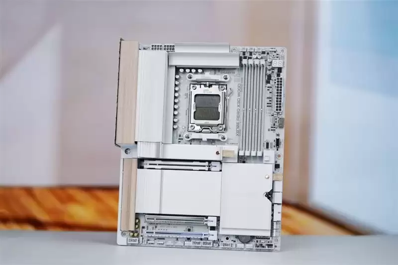 技嘉X870E木纹主板:自然材质重塑高端硬件美学