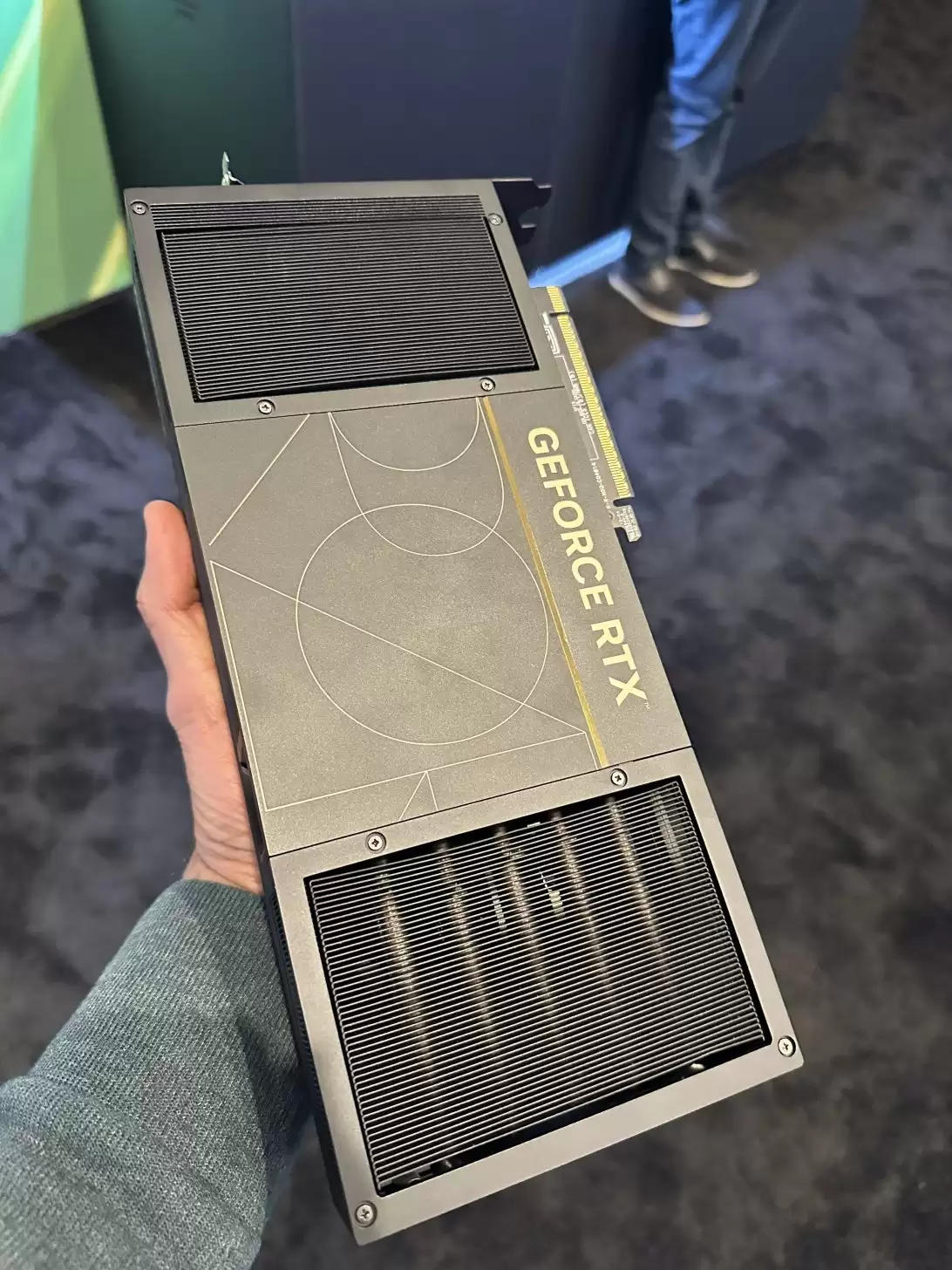 华硕 ProArt RTX 5090 显卡亮相：2.5 槽厚，兼容 SFF 机箱