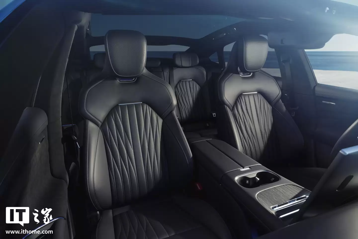 新一代小米 SU7 可选四款内饰，雷军回应“黑色被指老登风”