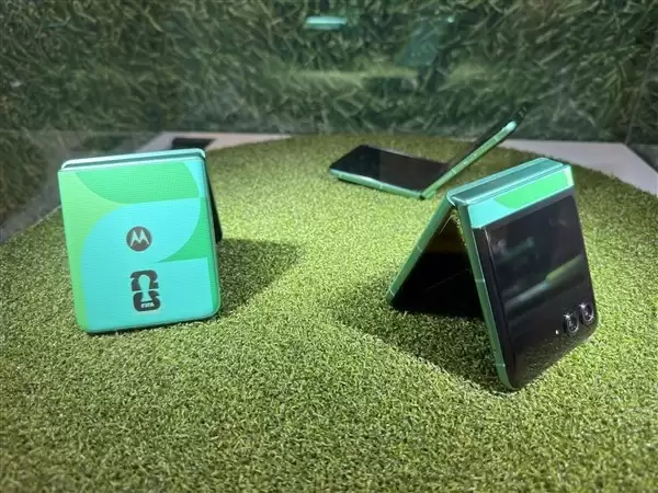 摩托罗拉推moto razr世界杯2026定制版，售价约4900元