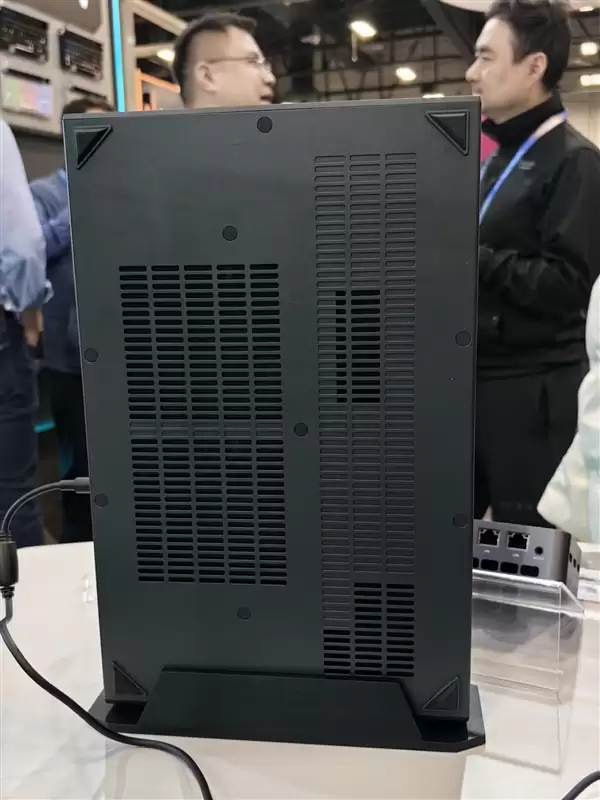 雷神MIX G2独显迷你主机亮相:行业首款Ultra 9 275HX + RTX 5090