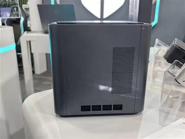 雷神MIX+STATION迷你主机亮相：搭载AMD AI Max+ 395处理器