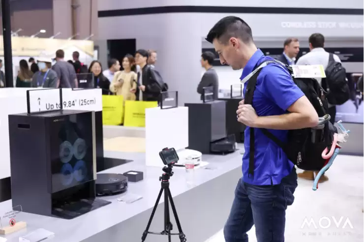 在CES现场,我看见一台MOVA扫地机飞上了“二楼”