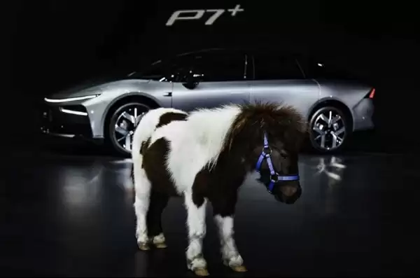 小鹏新年首场发布会用魔术开场:2026款P7+后备箱能塞下一匹马