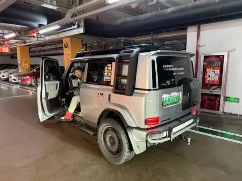 全新奔驰GLC多重优惠引热捧，七旬老人改装iCAR彰显年轻心态