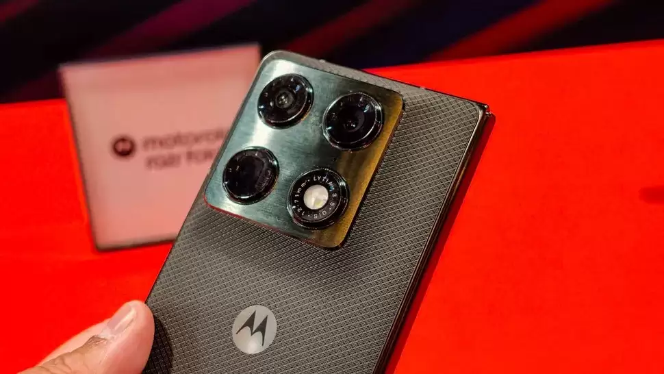 摩托罗拉首款大折叠Razr Fold亮相CES:双屏+全系5000万三摄成核心亮点