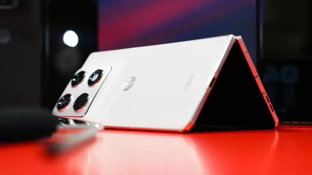 摩托罗拉首款大折叠Razr Fold亮相CES:双屏+全系5000万三摄成核心亮点