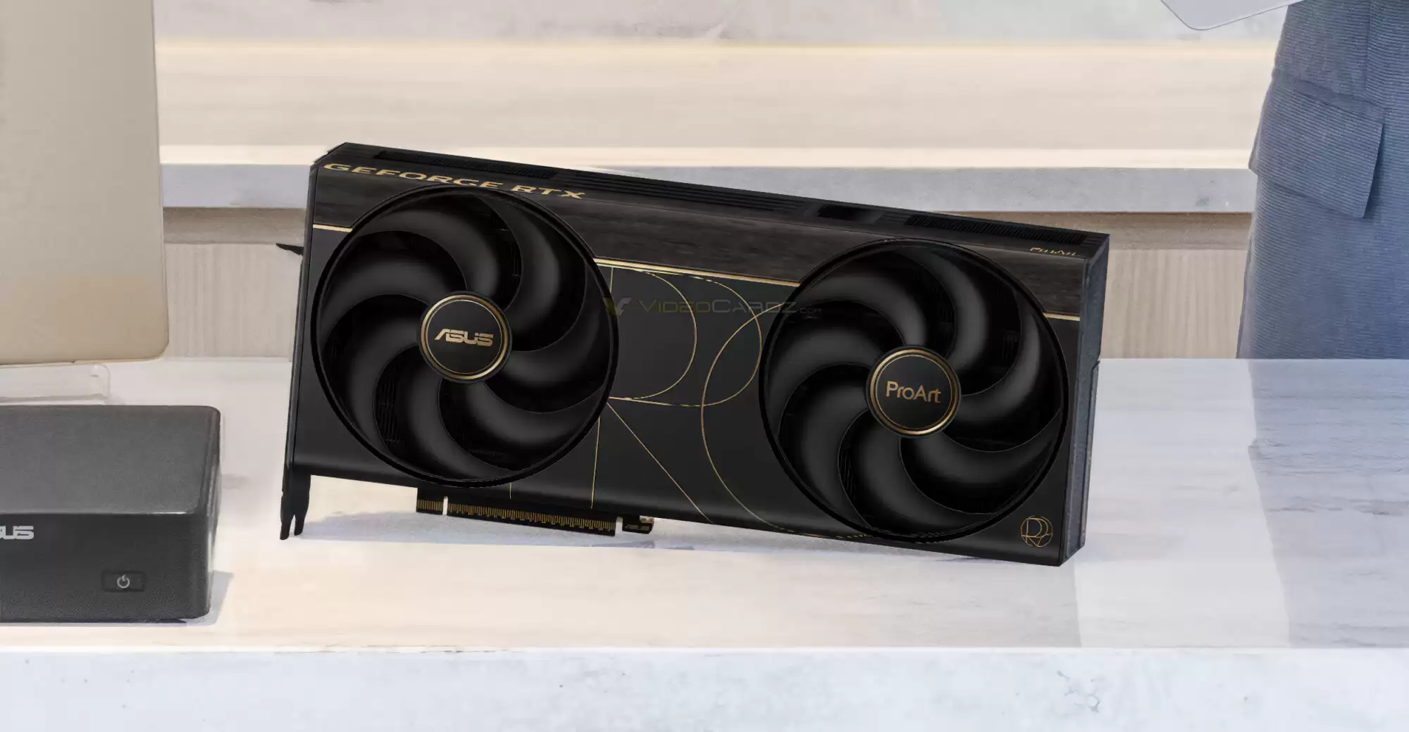 华硕 ProArt RTX 5090 显卡亮相：2.5 槽厚，兼容 SFF 机箱