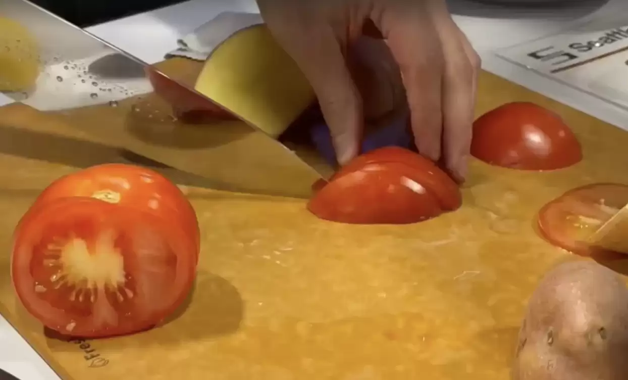 全球首款超声波厨刀 C200 Ultrasonic 亮相 CES 2026：高频振动降低切割阻力、亦可避免食材粘刀