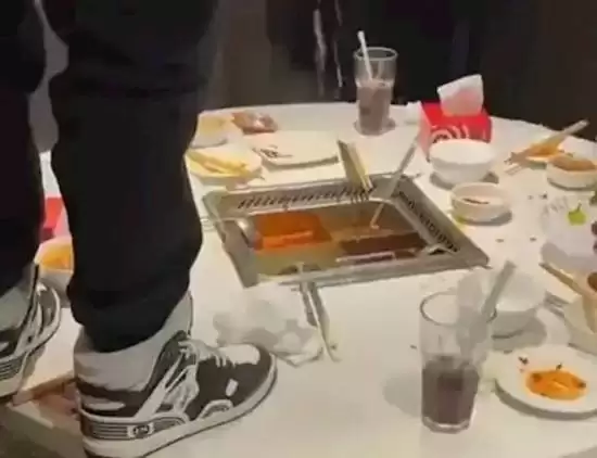 家长赔偿220万!海底捞小便案当事人登报道歉