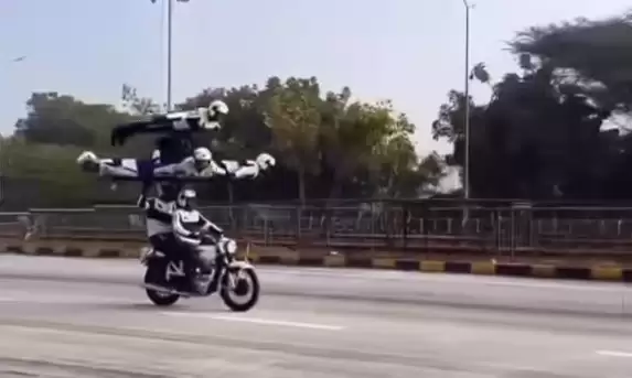 传统艺能不能丢 印度阅兵彩排又见摩托车“叠罗汉”