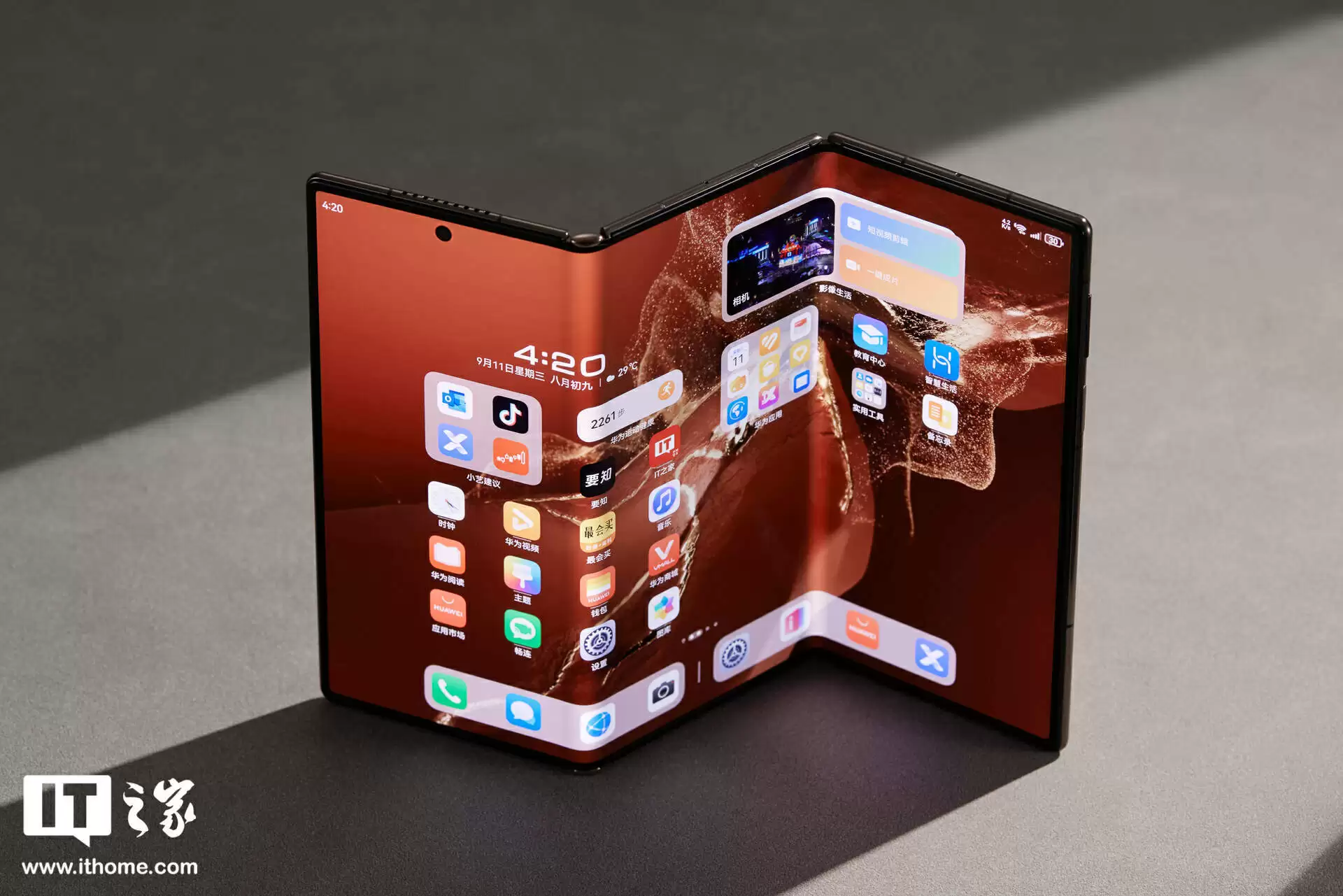 华为 Mate XT / XTs 三折叠手机获 HarmonyOS 6.0.0.125 升级,支持 5A 通信、全景多窗状态保存等