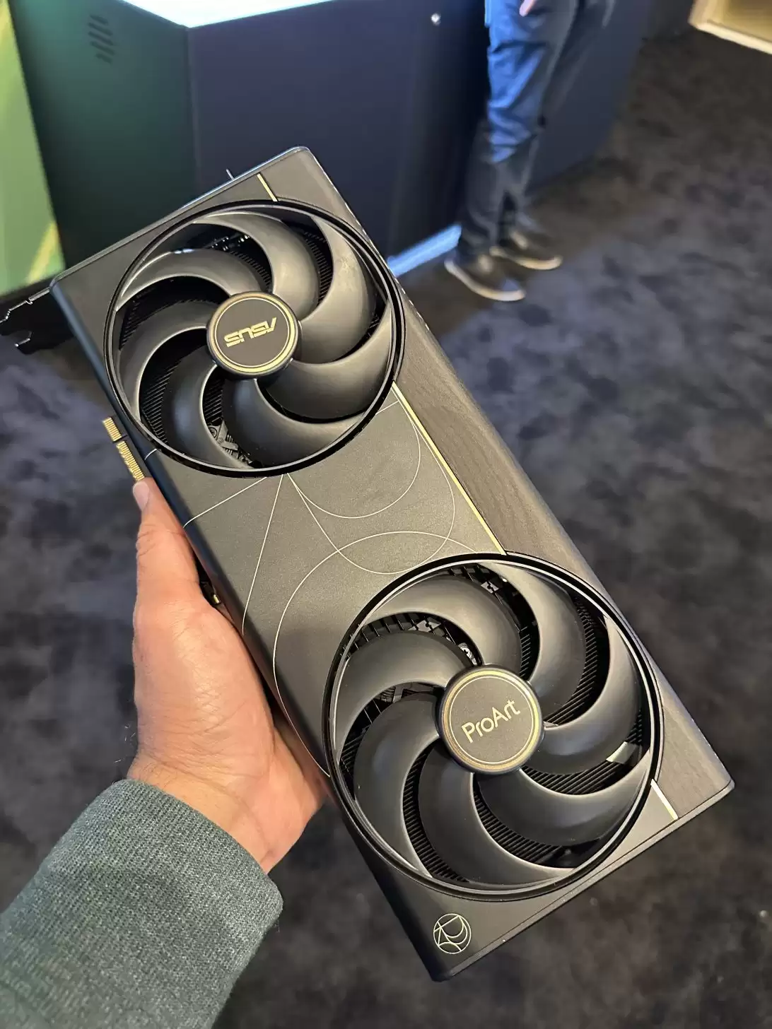 华硕 ProArt RTX 5090 显卡亮相：2.5 槽厚，兼容 SFF 机箱