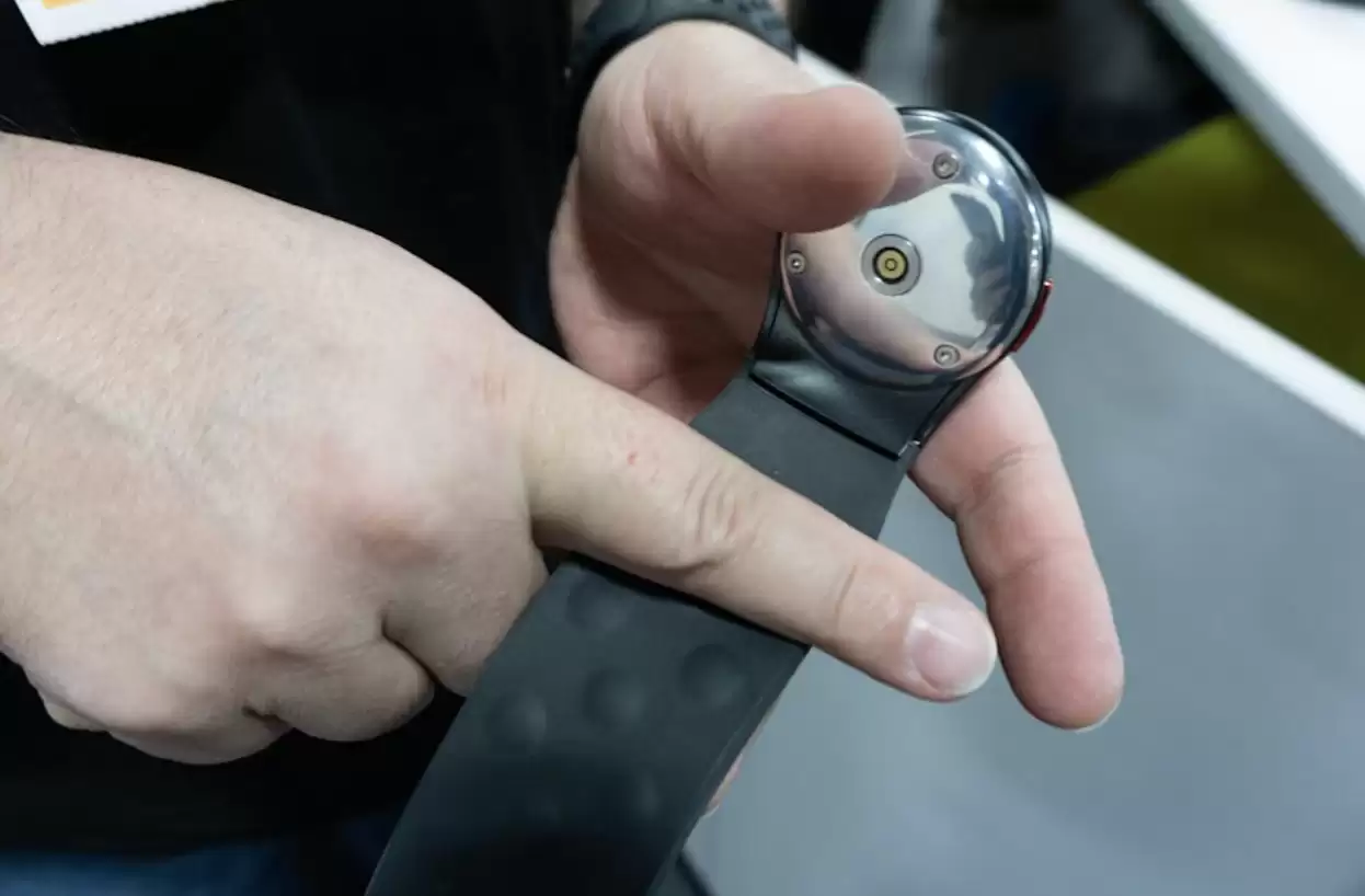 初创公司 Hapware 推出 Aleye 医疗辅助用智能腕带，可配合雷朋 Meta 眼镜解读患者非语言交流信号