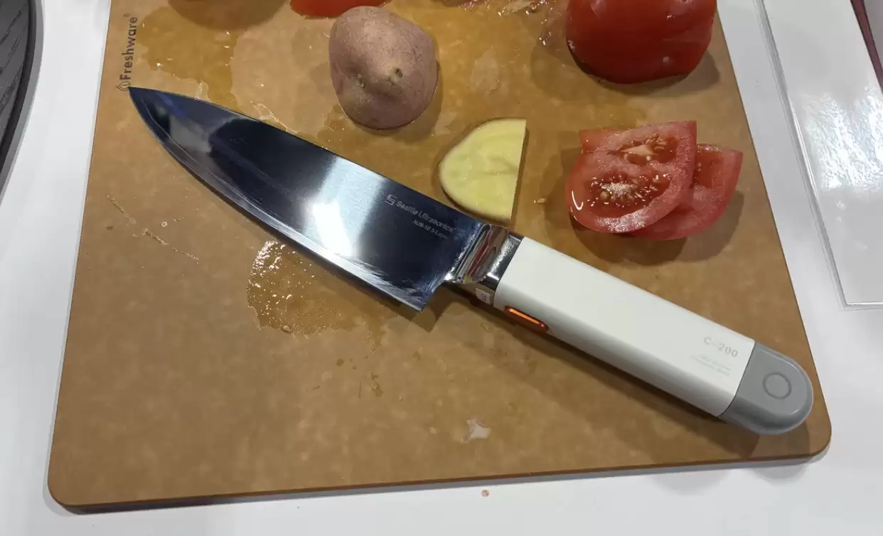 全球首款超声波厨刀 C200 Ultrasonic 亮相 CES 2026：高频振动降低切割阻力、亦可避免食材粘刀