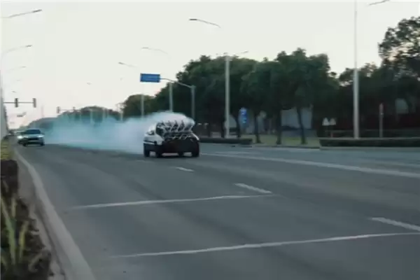 四缸八涡轮！赛车博主为博眼球将报废改装车开上路：驾照没了