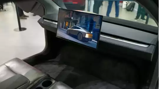 何小鹏:特斯拉很优秀 但Robotaxi仍需要方向盘和刹车