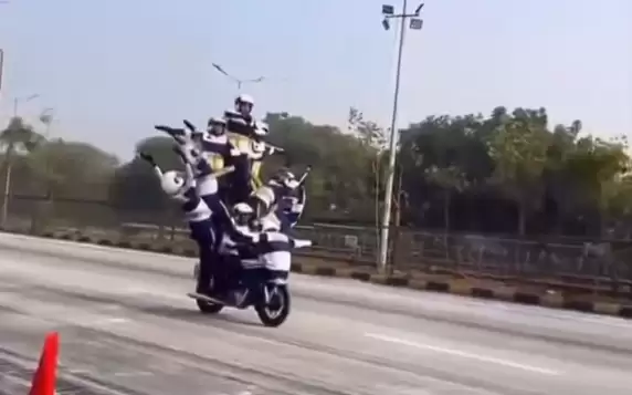 传统艺能不能丢 印度阅兵彩排又见摩托车“叠罗汉”