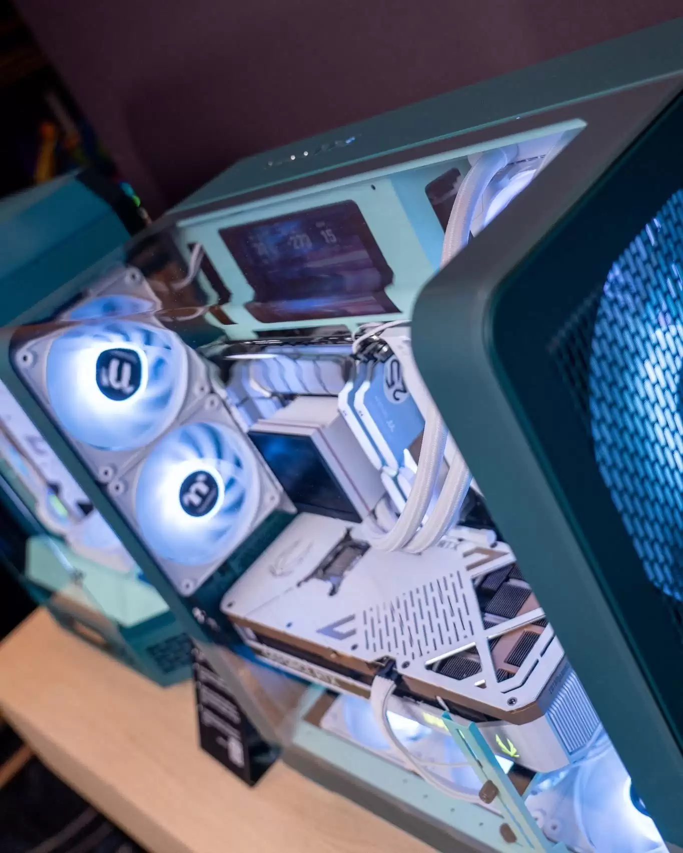 2026 年度色彩:曜越推出“变革青”配色机箱新品