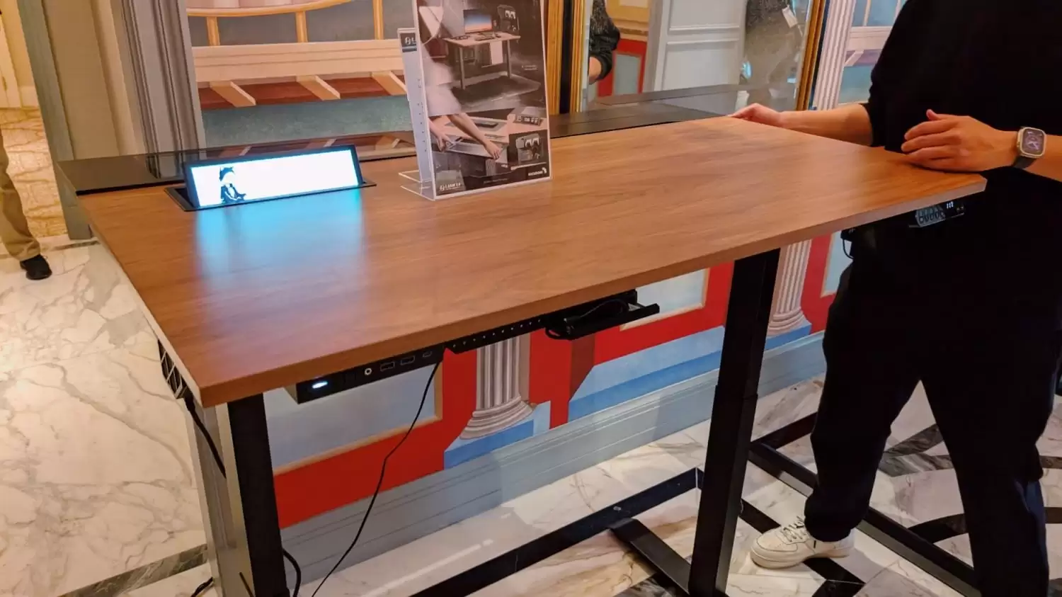 联力推DK-B电竞桌：集成机箱设计，支持高端硬件与多设备扩展