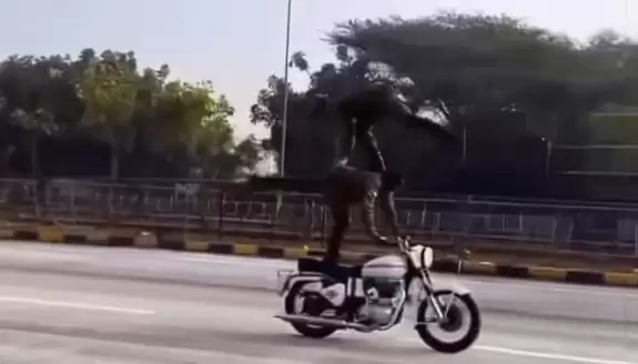 传统艺能不能丢 印度阅兵彩排又见摩托车“叠罗汉”