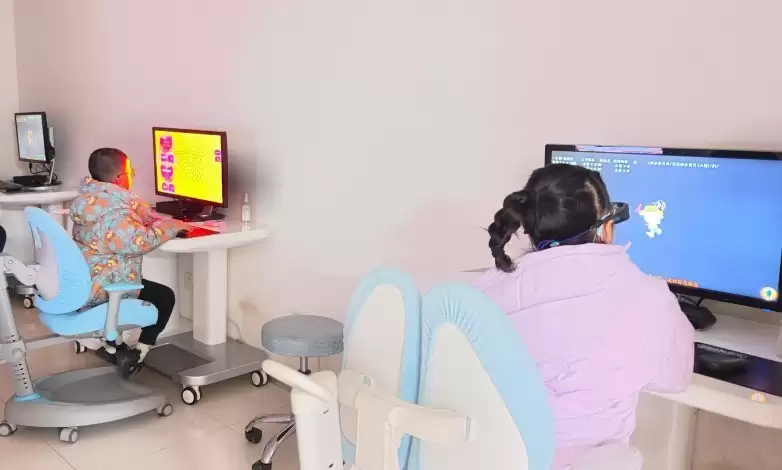 警惕！6岁娃两年近视飙到400度 近视防控别等“小问题”变“大麻烦”