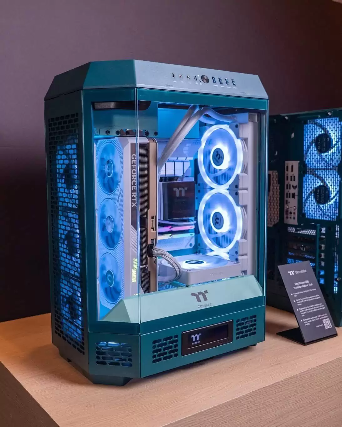 2026 年度色彩:曜越推出“变革青”配色机箱新品