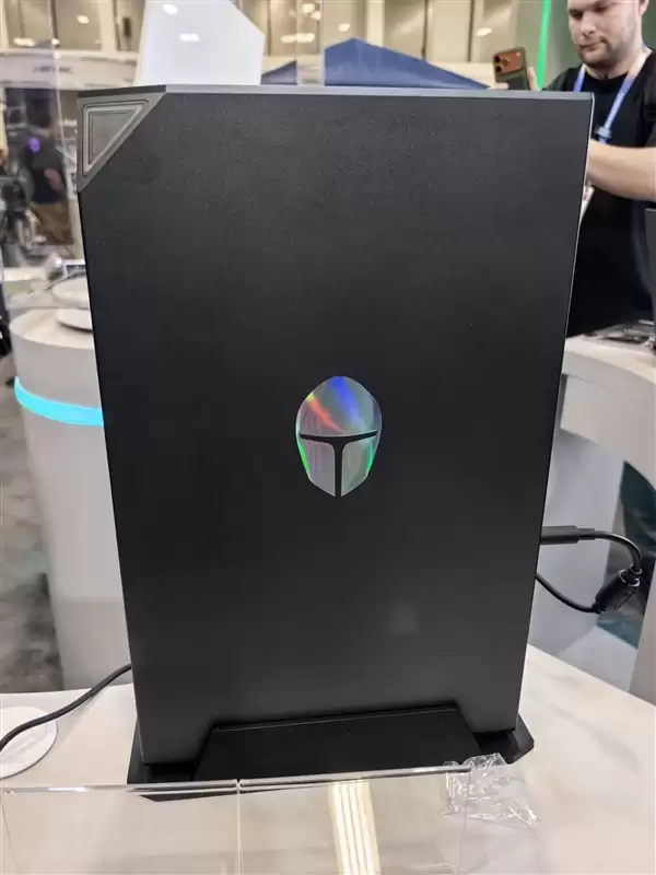 雷神MIX G2独显迷你主机亮相:行业首款Ultra 9 275HX + RTX 5090