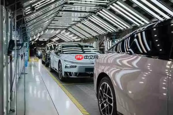 新款小鹏P7+在欧洲麦格纳工厂试装成功 预计明年上市
