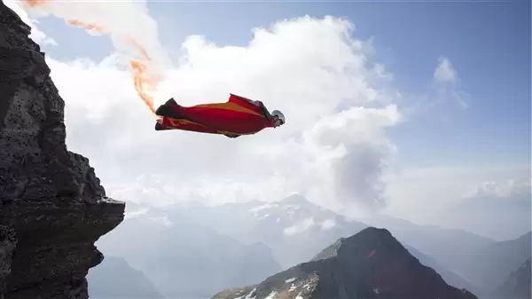 翼装飞行员跃下不到10秒撞上岩石不幸身亡：年仅32岁