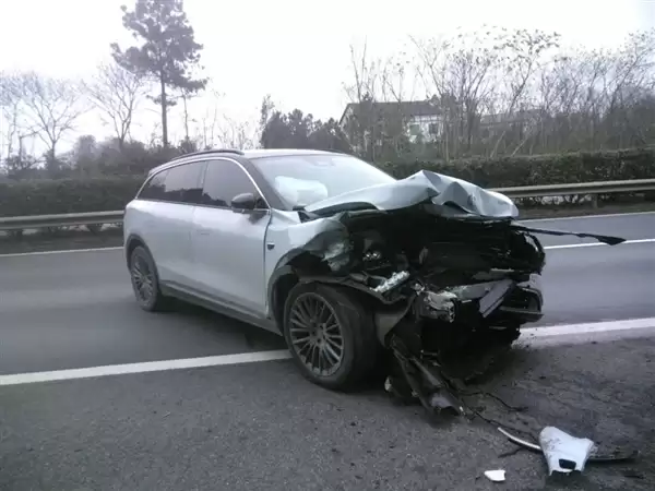 男子高速上开启辅助驾驶后安心睡20多公里:果然撞了