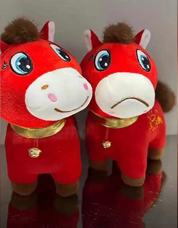 义乌产的“哭哭马”火了:委屈巴巴的表情戳中当代人