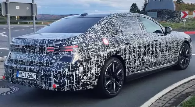 2027 款宝马 7 系中期改款轿车路测图曝光