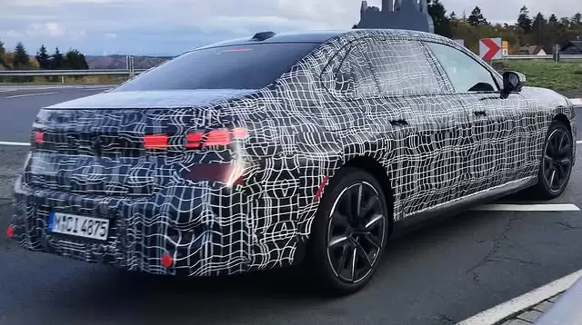 2027 款宝马 7 系中期改款轿车路测图曝光