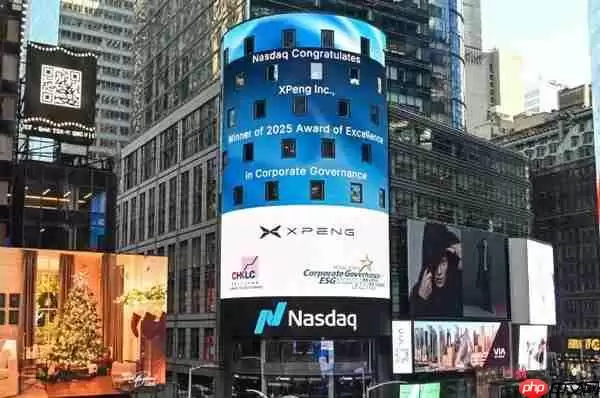 小鹏汽车获香港ESG双项大奖 标识同步亮相时代广场