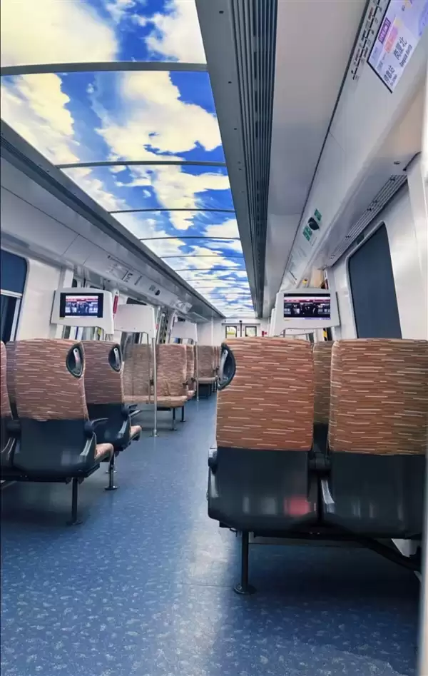 运行近10年再引争议 网友建议撤掉深圳地铁11号线“商务车厢”