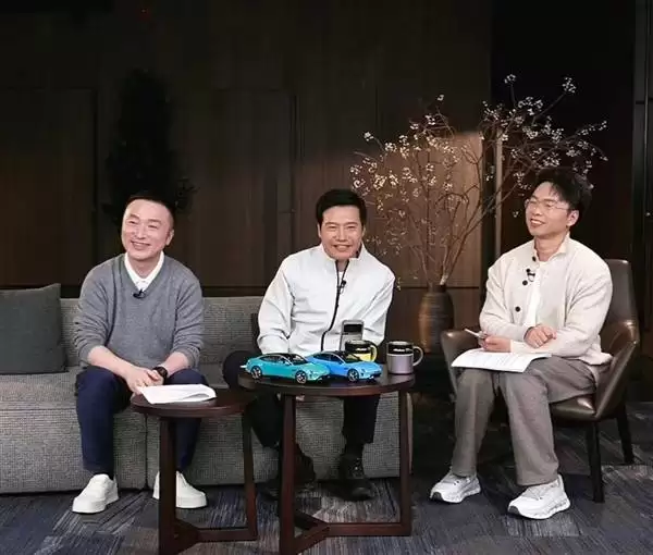 雷军回应杯子开会传闻：十六次会议背后的极致追求与营销标签之争