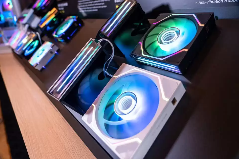 曜越发表 ST360 Ultra ARGB Sync 水冷:侧出短管 + 7