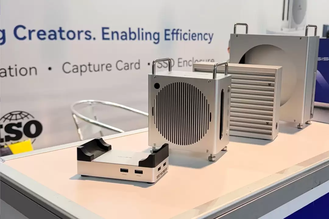 多路连接:阿卡西斯展示全球首款 4 盘位全满速雷电 5 硬盘盒