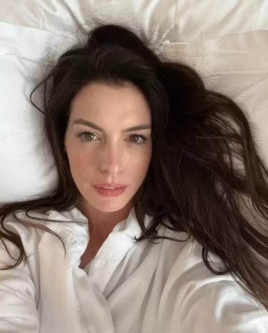 安妮·海瑟薇自拍引AI换装热潮,伦理争议发酵