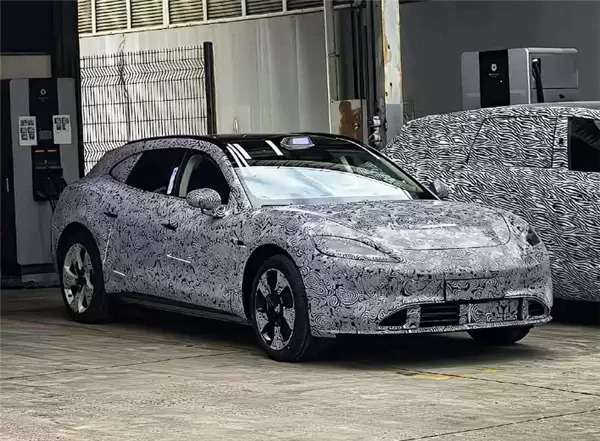 鸿蒙智行尚界Z7实车曝光：设计和保时捷“心有灵犀”