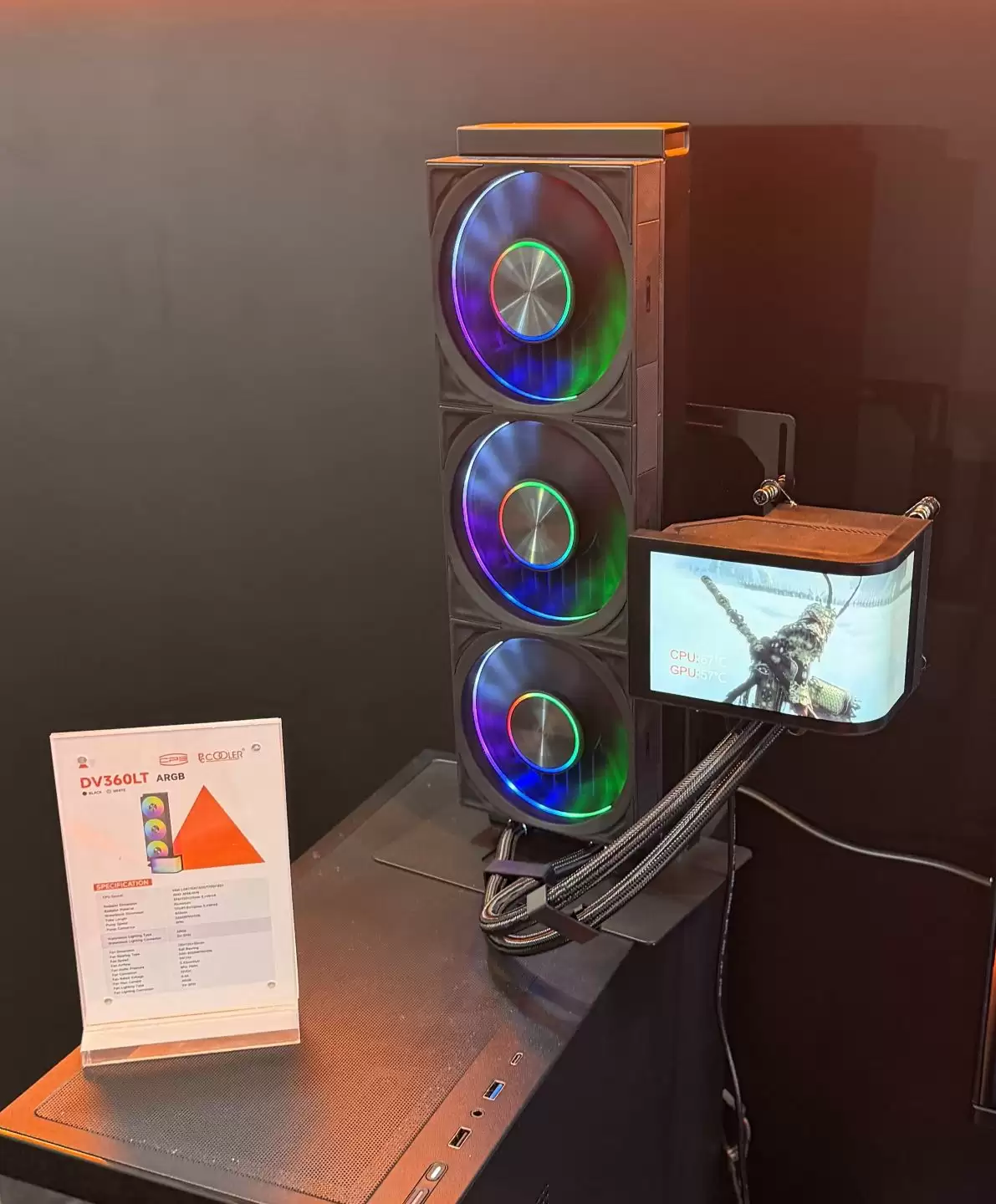 超频三展示 480 规格服务器水冷与曲面屏一体式水冷