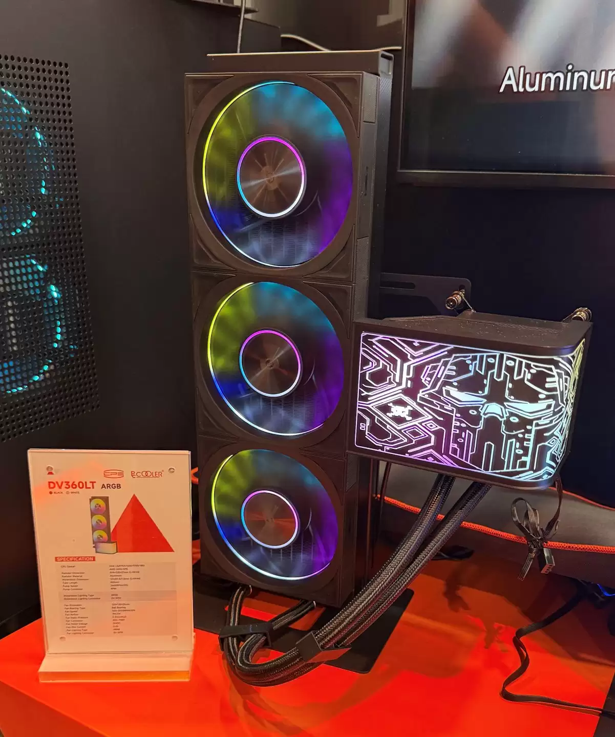 超频三展示 480 规格服务器水冷与曲面屏一体式水冷